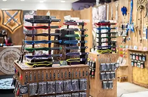 高砂本店とポップアップストアで展開するリアル武器屋